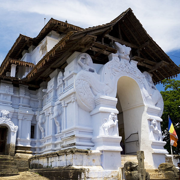 Gadoladeniya, Embekke, Lankathilaka